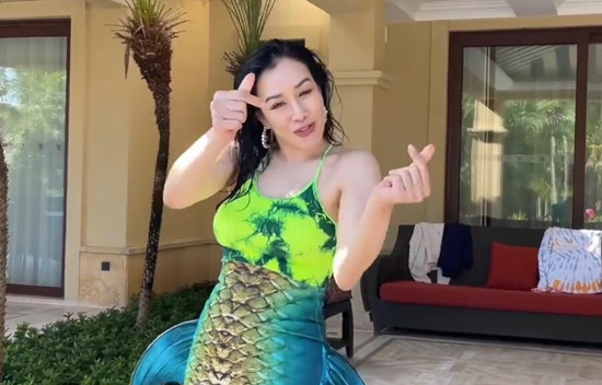 时隔28年,钟丽缇重现美人鱼造型,如今51岁傲人身材不输当年