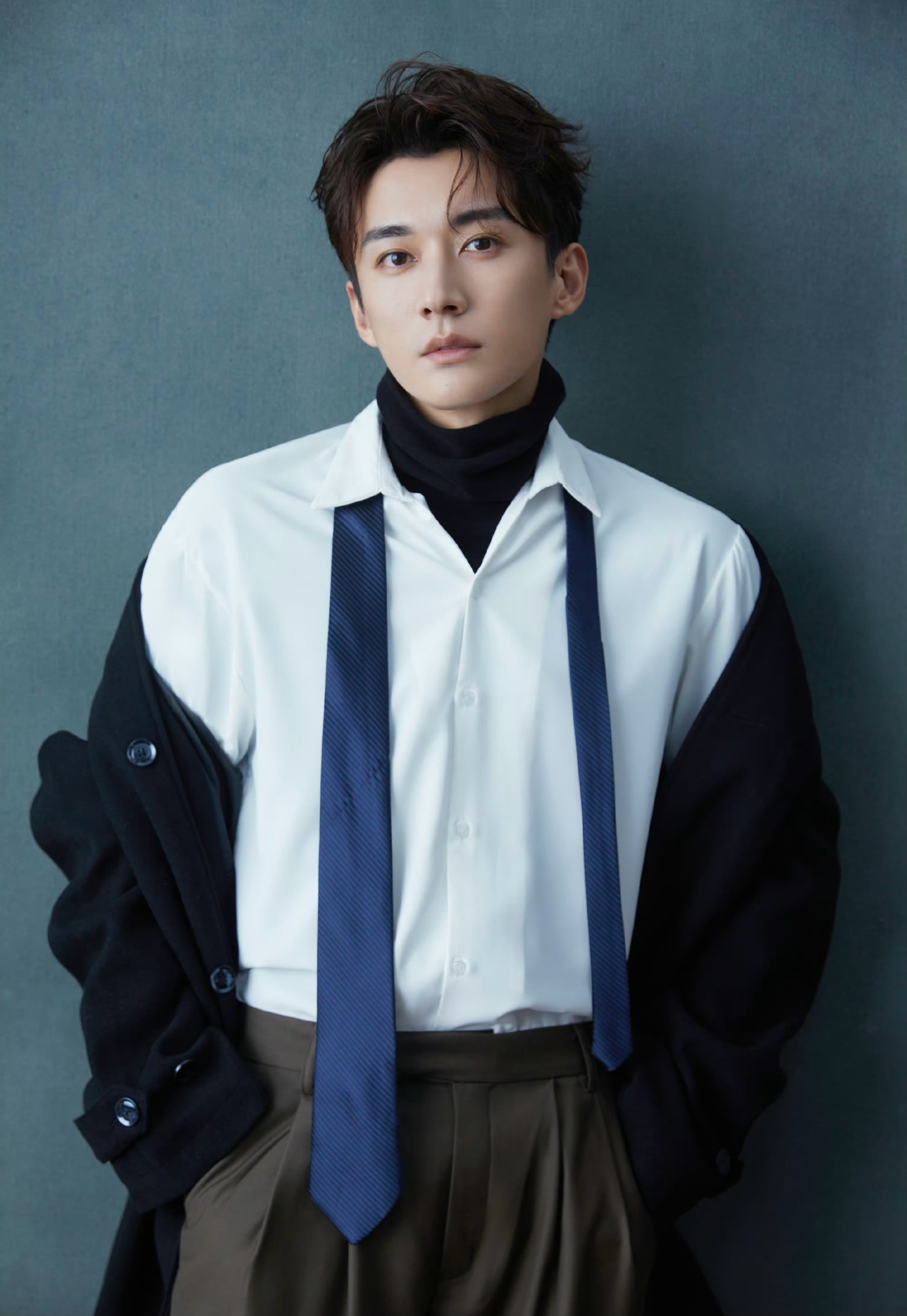 刘学义最新写真大片!扯领带动作帅出天际,时尚穿搭气质儒雅__财经头条