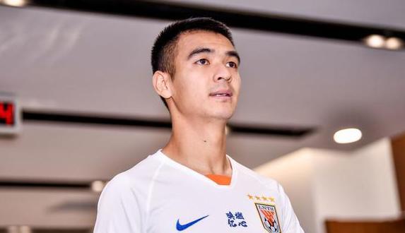 鲁能93一代的烦恼,传球技术是命门,吴兴涵会成为年轻球员榜样