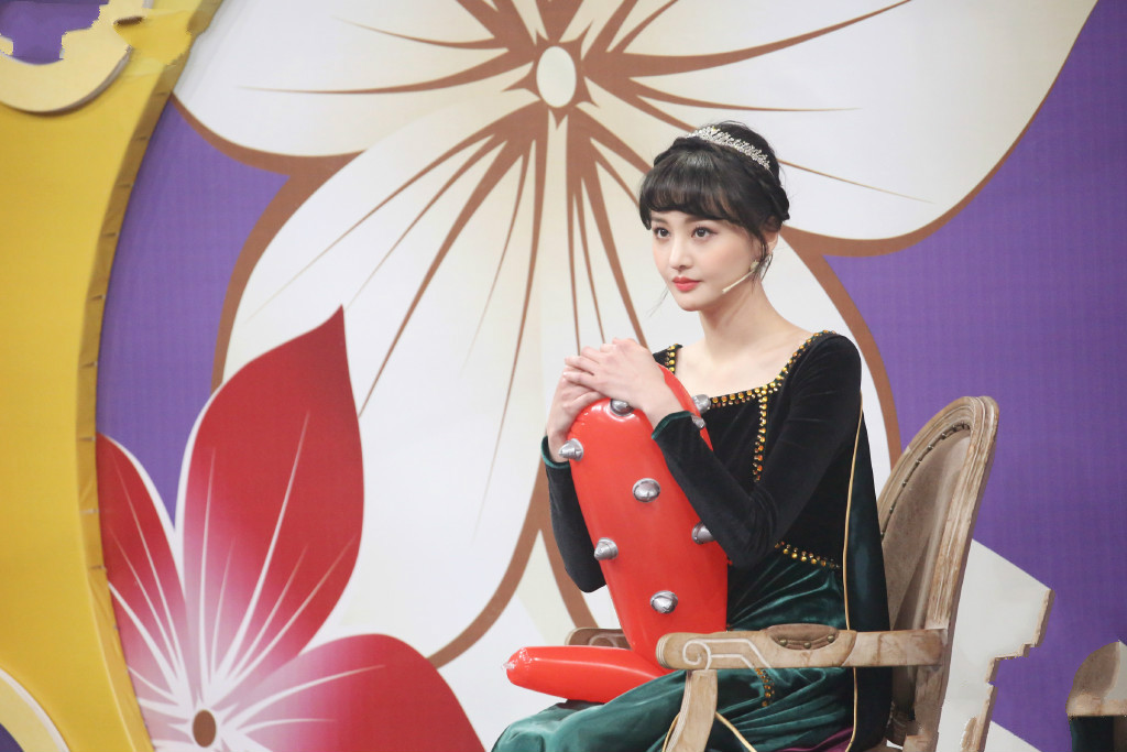 王牌对王牌郑爽关晓彤同台两位公主飙歌关晓彤赢在长腿上