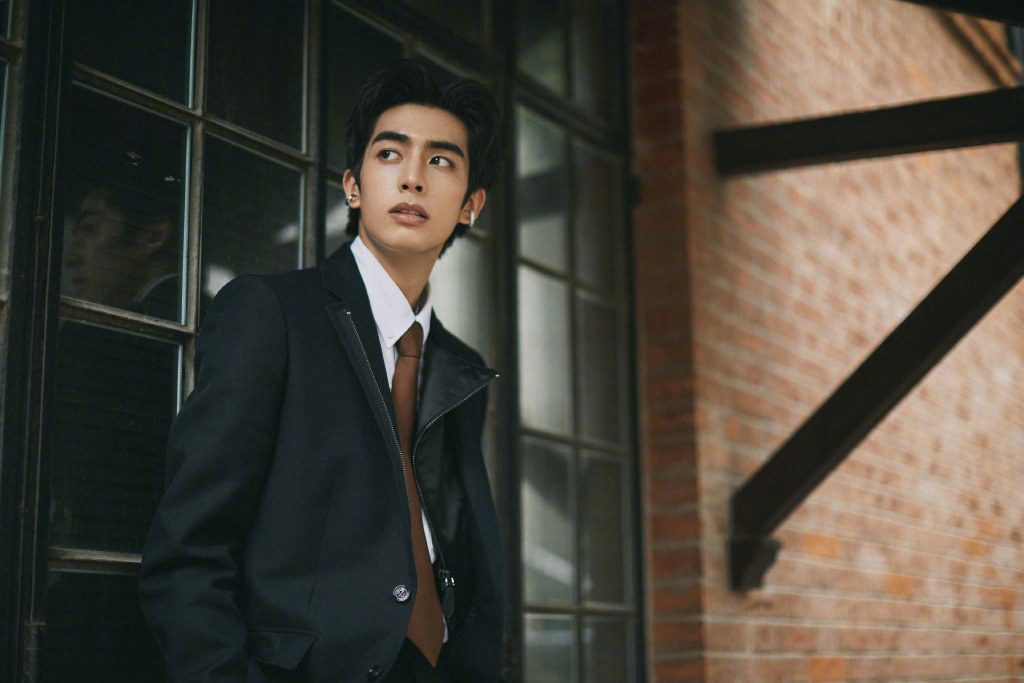 宋威龙身着burberry 2021早秋系列量裁西装,低调利落