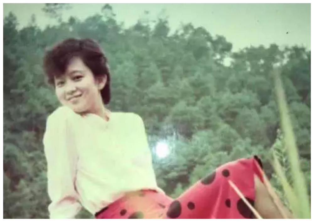 看到肖战妈妈旧照,才知道啥叫气质美女!