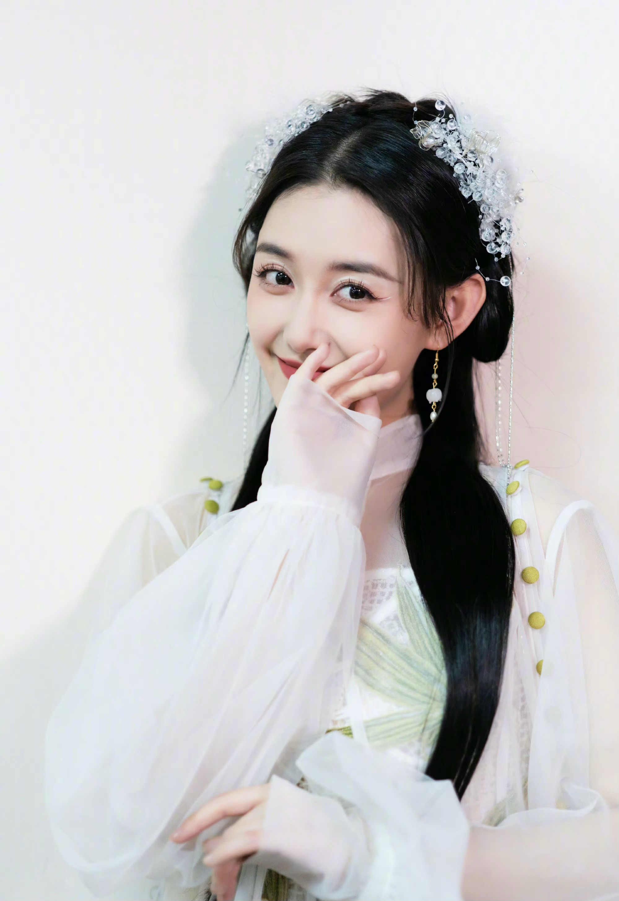 蒋依依白色纱裙造型