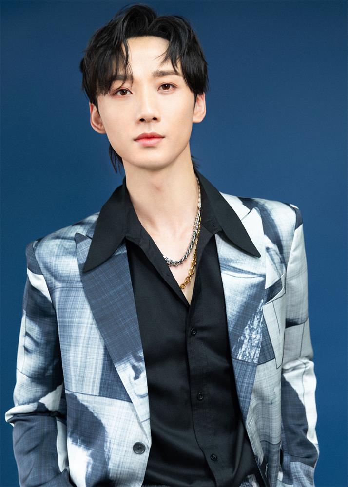 李泊文出席时尚活动 复古优雅尽显成熟魅力