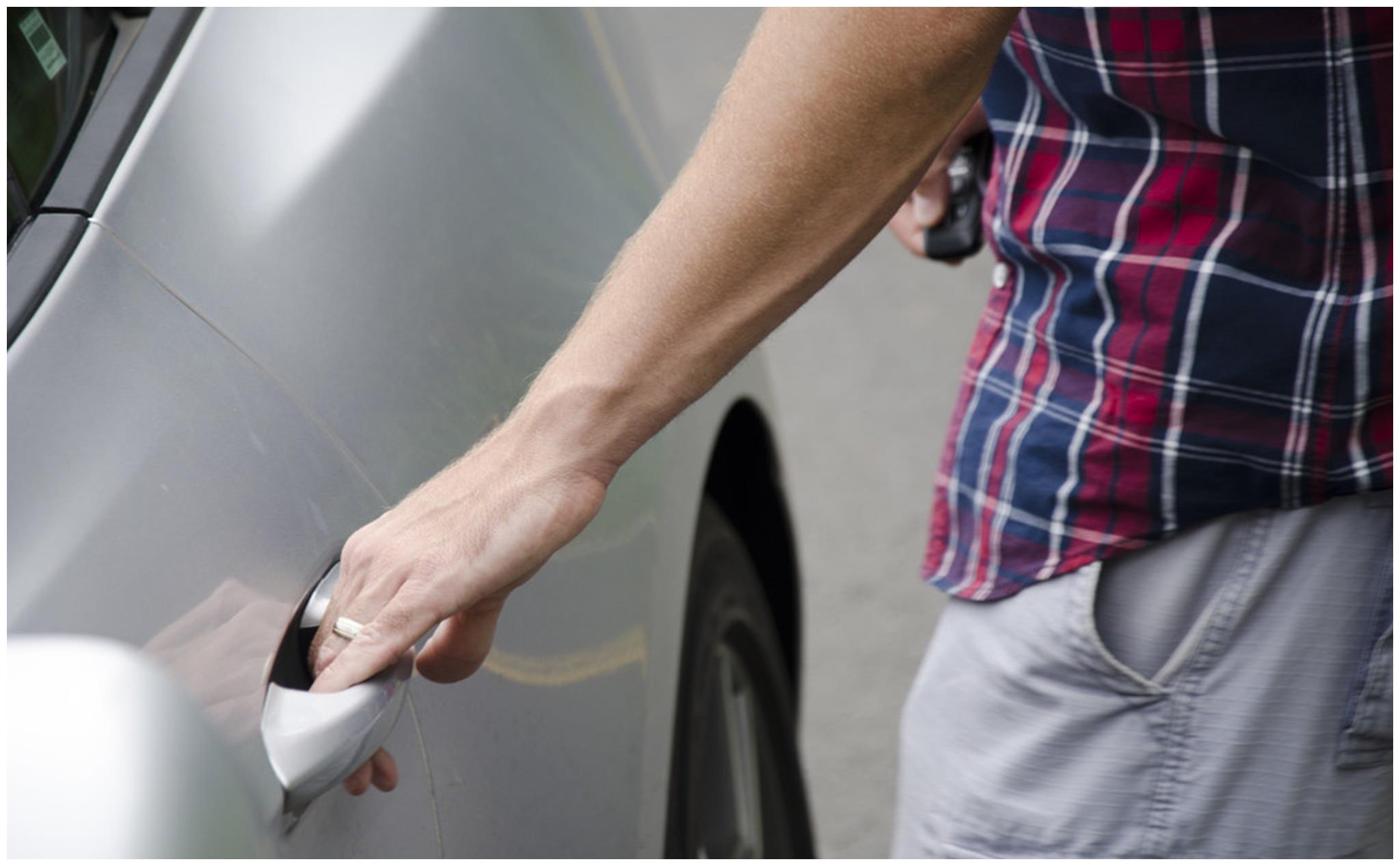 下车该怎么样开车门才最安全?