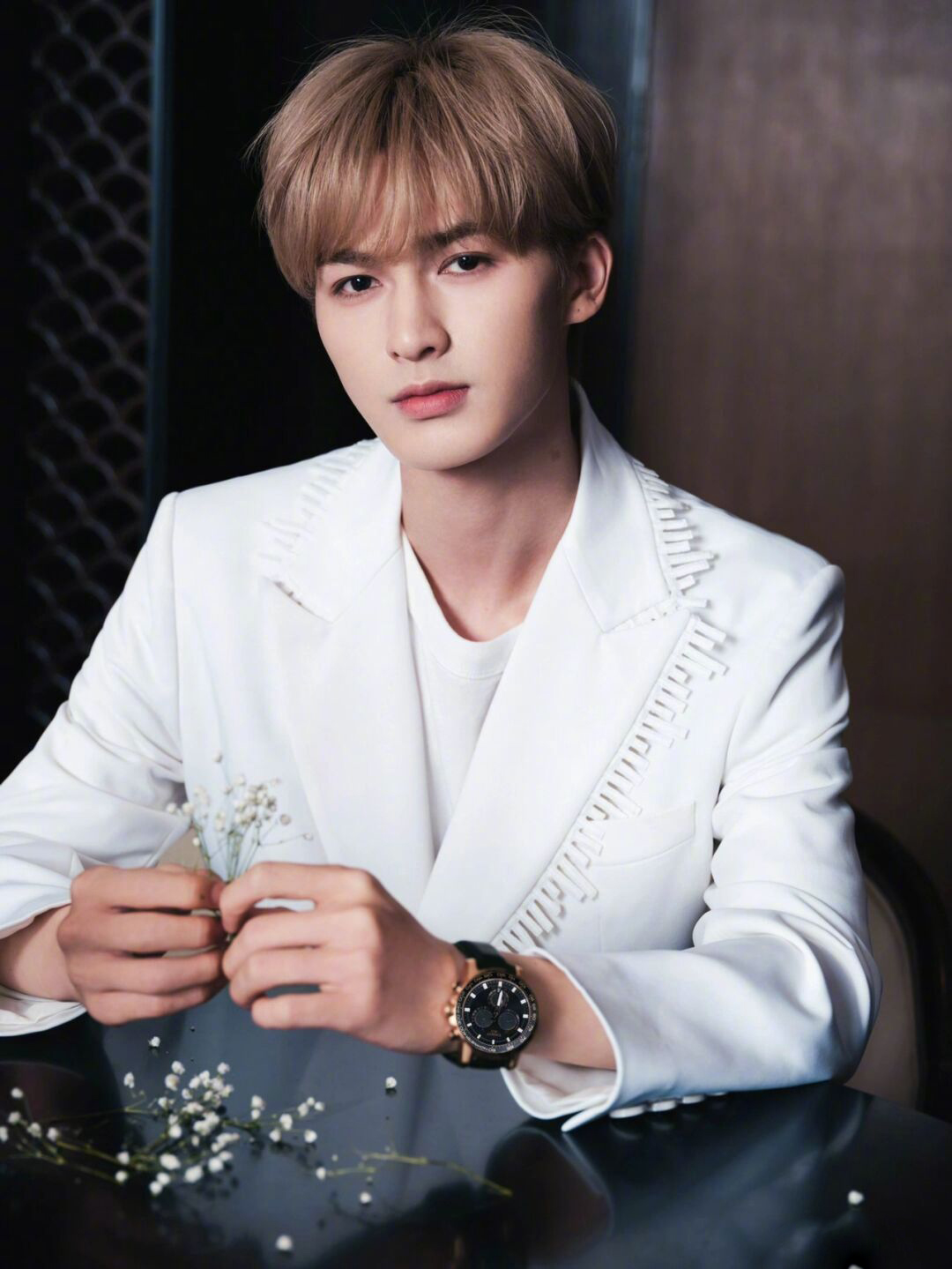 朱正廷分享时尚大片身穿白色西装温润儒雅