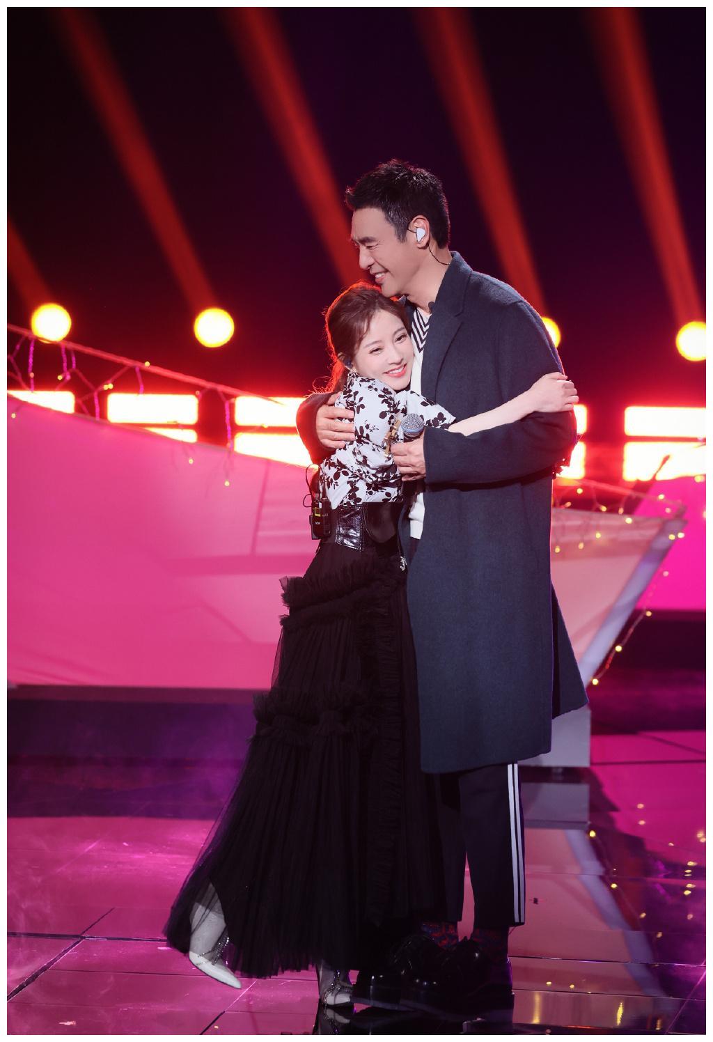冯提莫钟镇涛深情演绎经典歌曲台下观众反应真实都忍不住哭了
