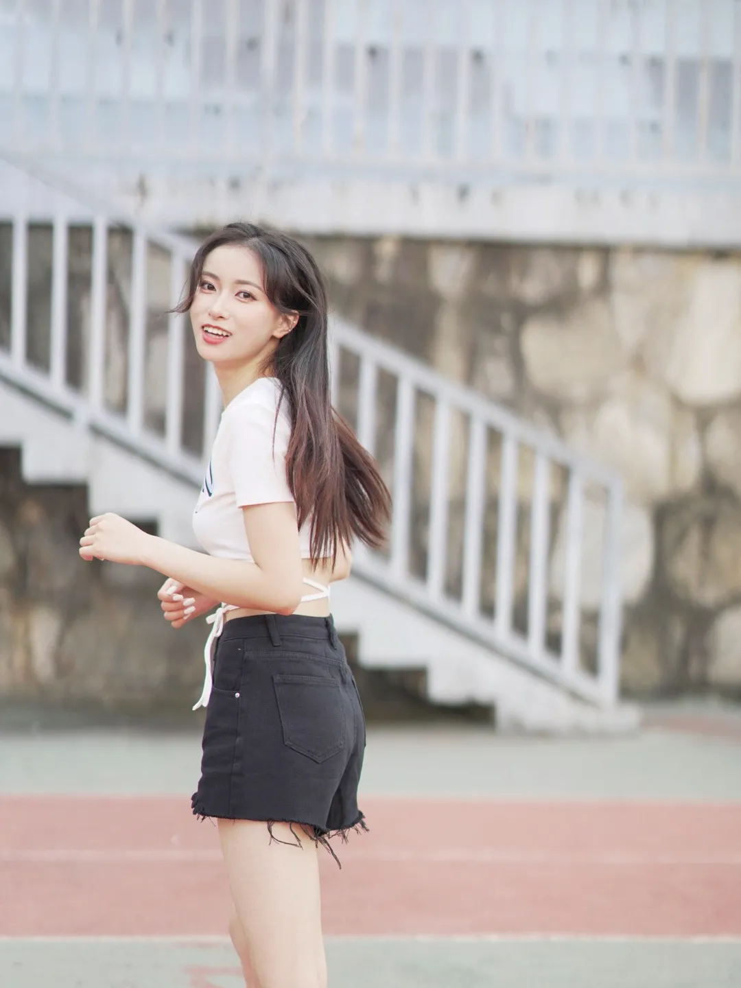 4,侧身回头手微微抬拍照手不知道怎么放