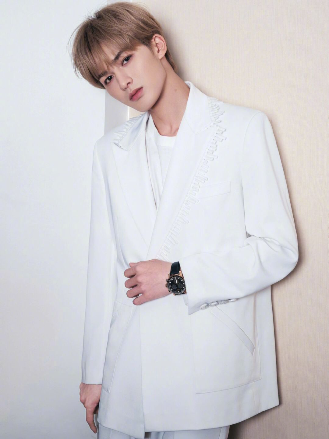 朱正廷分享时尚大片身穿白色西装温润儒雅
