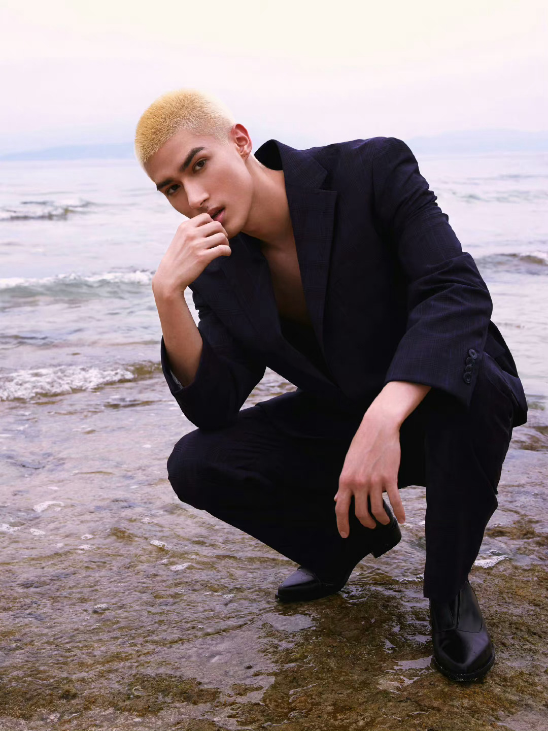 米卡一身深蓝色真空西装亮相michaelkors三亚活动