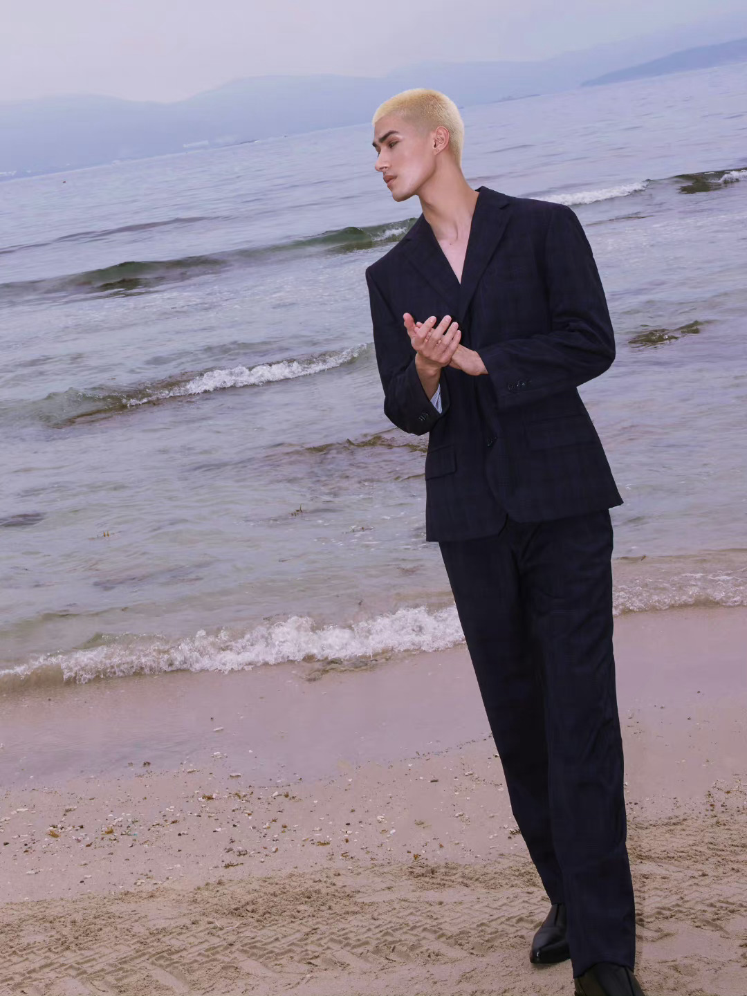 米卡一身深蓝色真空西装亮相michaelkors三亚活动