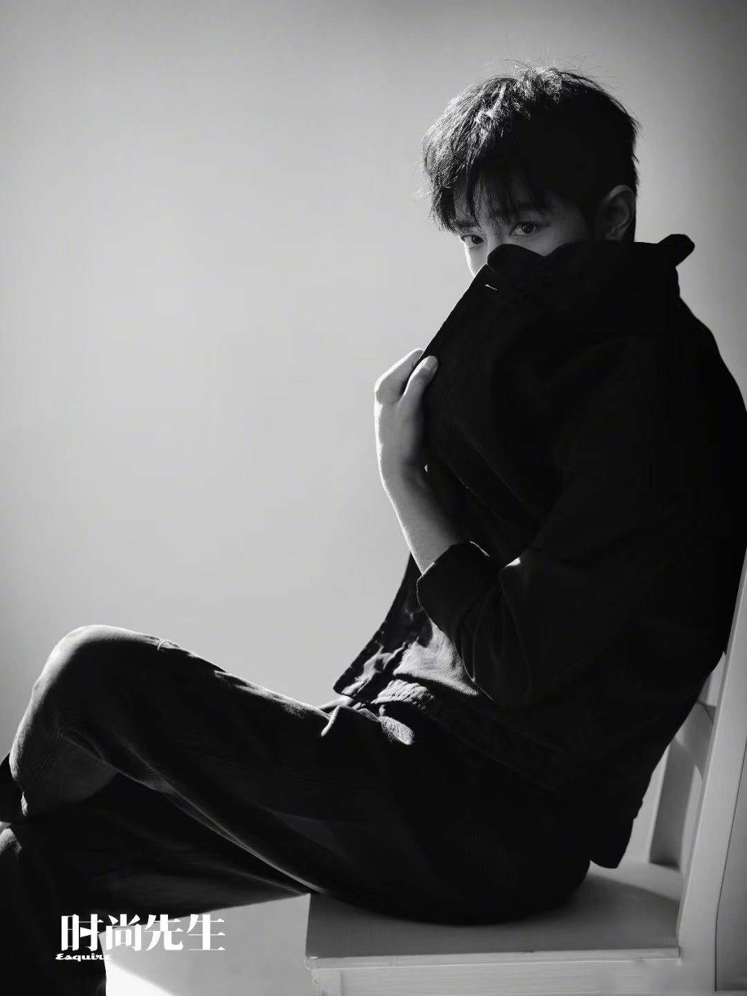 肖战登上时尚先生四月刊封面黑白光影下的柔软少年