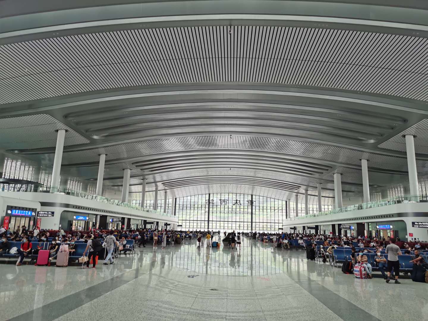 疫情中的高铁站是这样的,华为5g新手机实拍