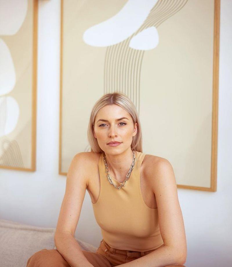 妩媚温柔的外国美女女星莉娜格尔克身穿运动装的自拍照片