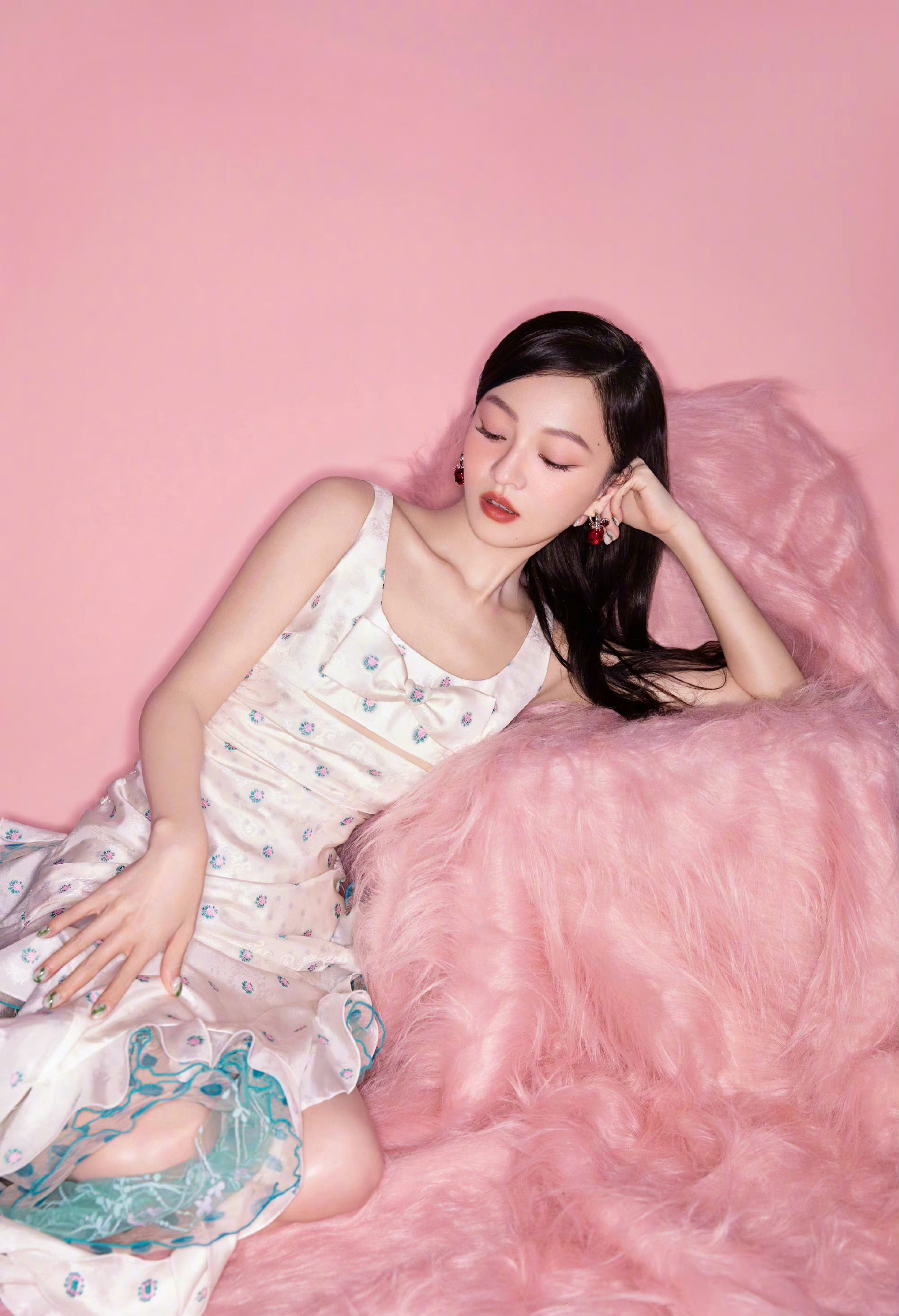 张韶涵甜美芭比少女一身粉红色少女心玫瑰连衣裙甜美可爱