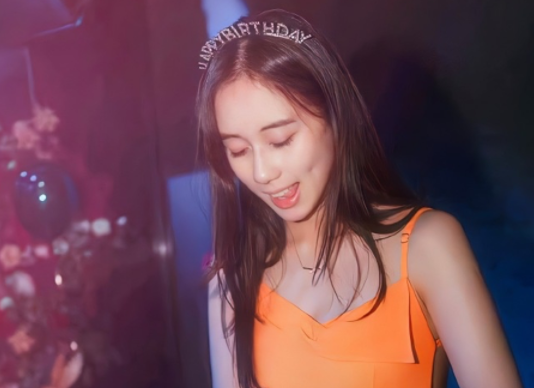 22岁何超欣近况曝光秀美背长腿清纯低调亭亭玉立