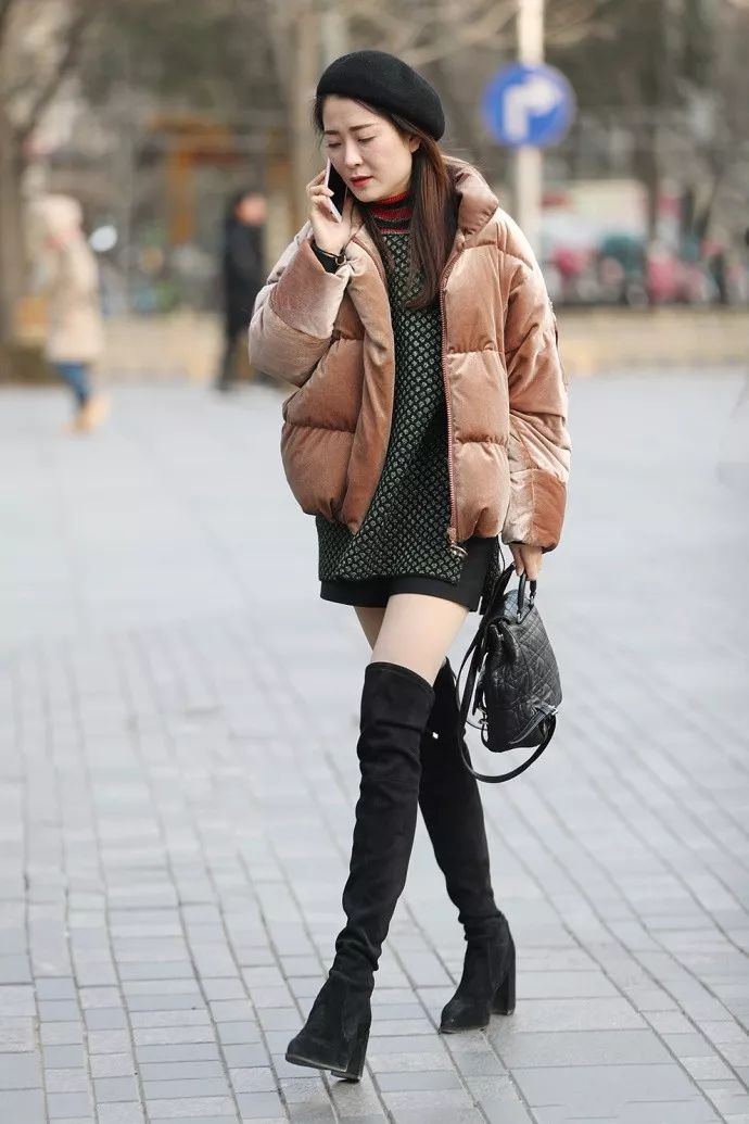 冬季时尚穿搭选一身棉服外套过膝长筒靴搭配慵懒大方显气质