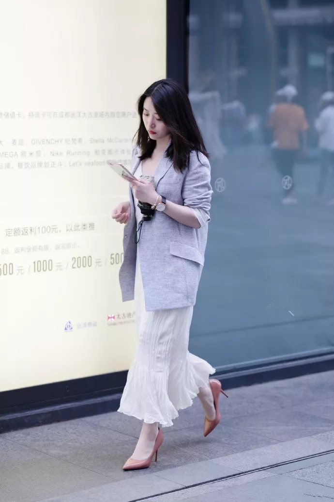 街拍时尚组图高跟鞋时尚搭配带给女性魅力的体验