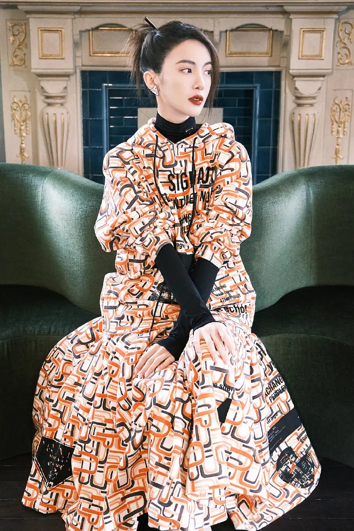 金晨新prada时尚大片,运动卫衣配高跟鞋,混搭新方式时尚满满