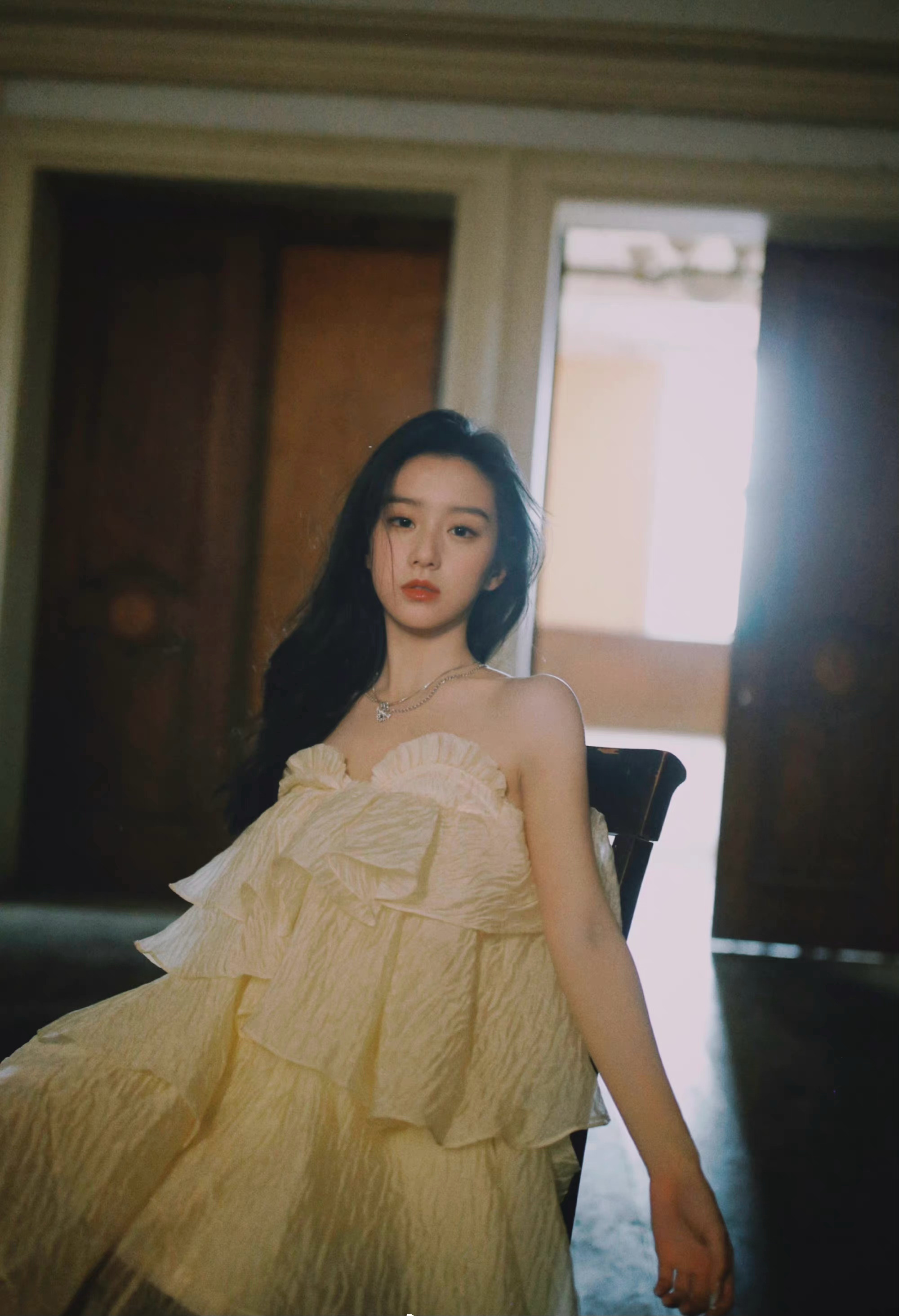包上恩身着不规则露背连衣裙,演绎少女的优雅与浪漫