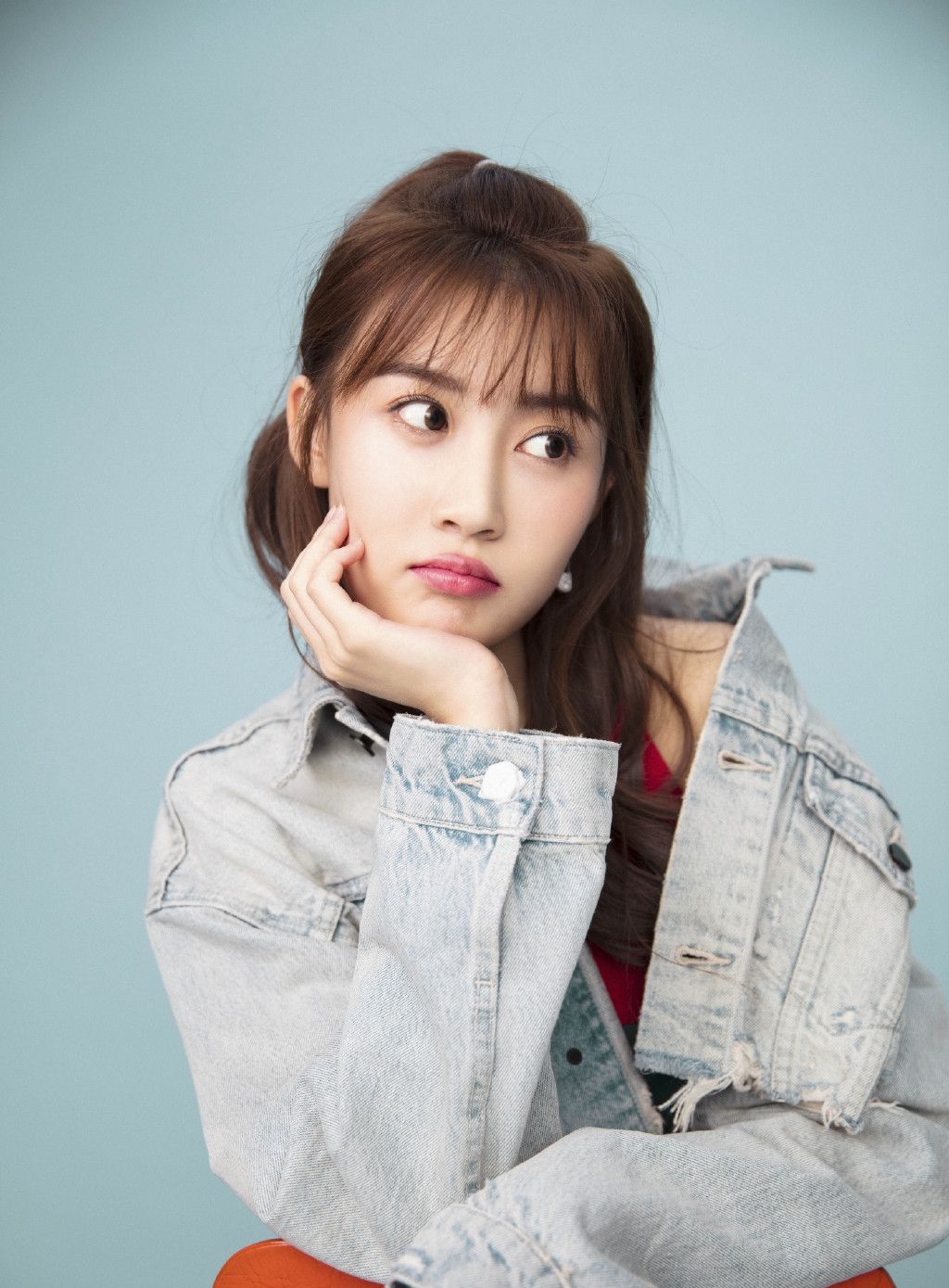 张雅卓女生带着与生俱来的猫性,一颦一笑都那么骄傲和自信