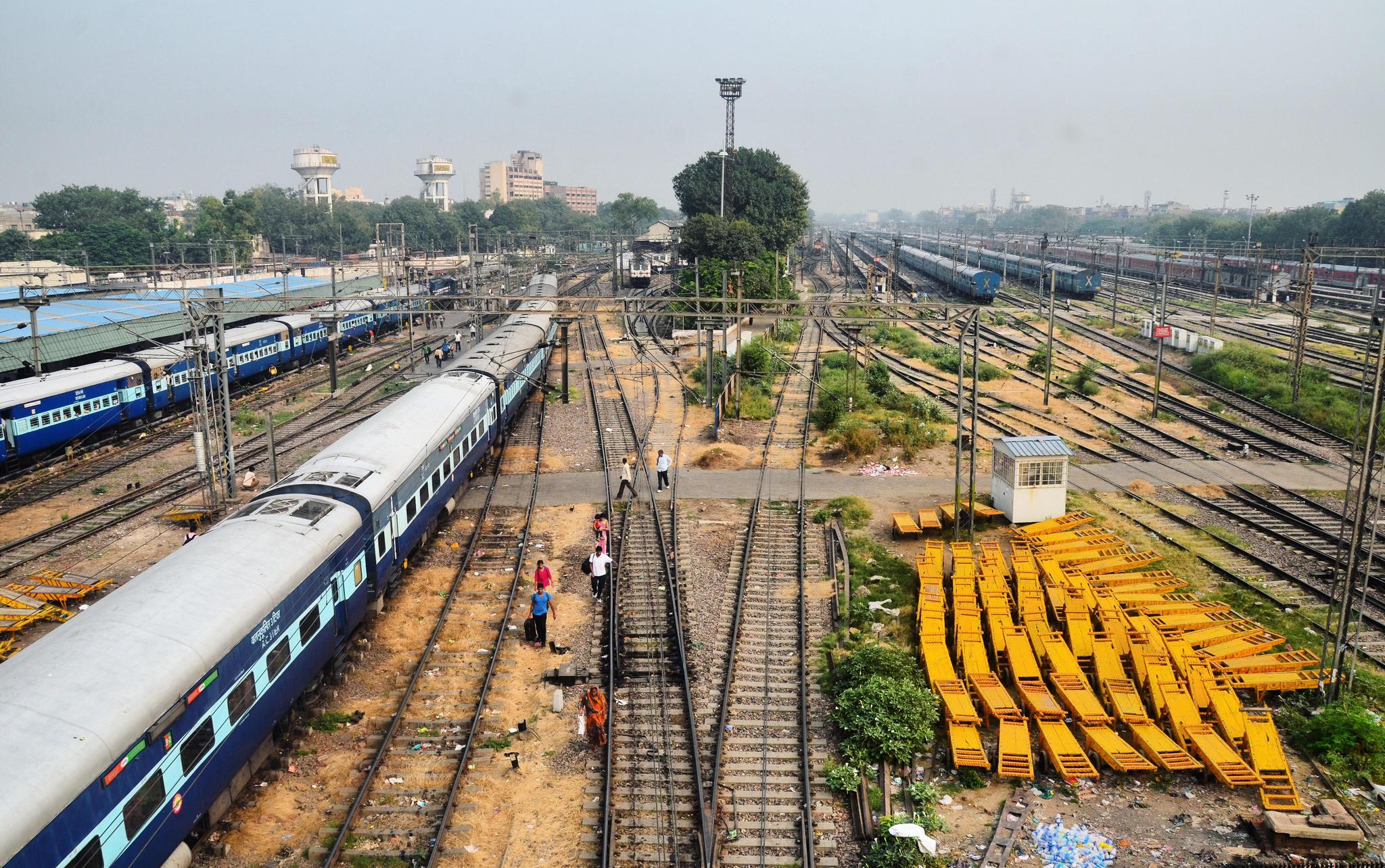 实拍印度首都新德里火车站,脏乱程度宛如贫民窟,但外国人有优待
