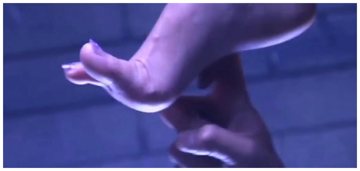 四版张无忌挠赵敏脚丫 黎姿最美 陈钰琪可爱 邓超安以轩版没法看