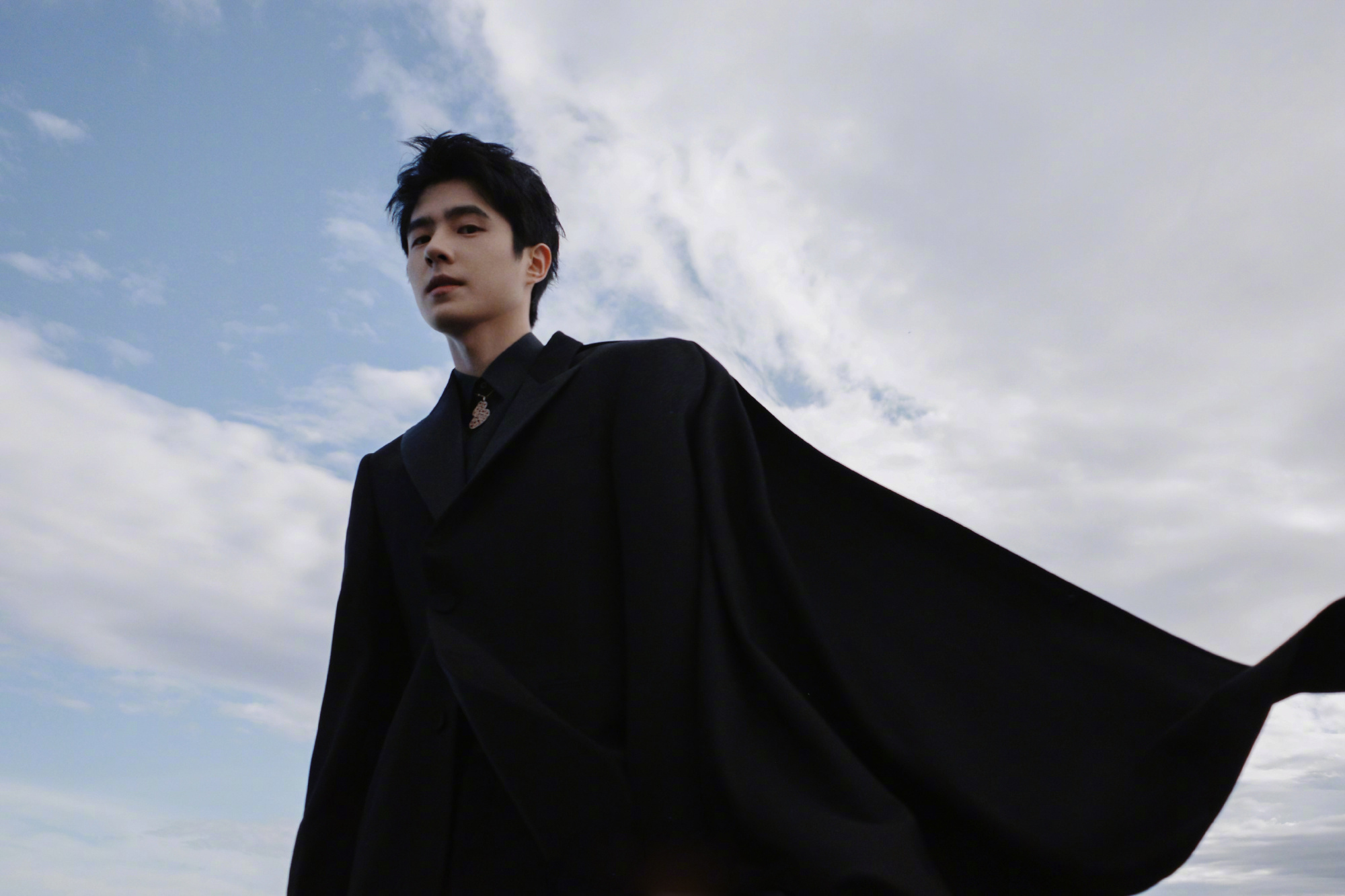 刘昊然戛纳海边随拍图,黑色披风西装与蓝色大海交映_高清图集_新浪网