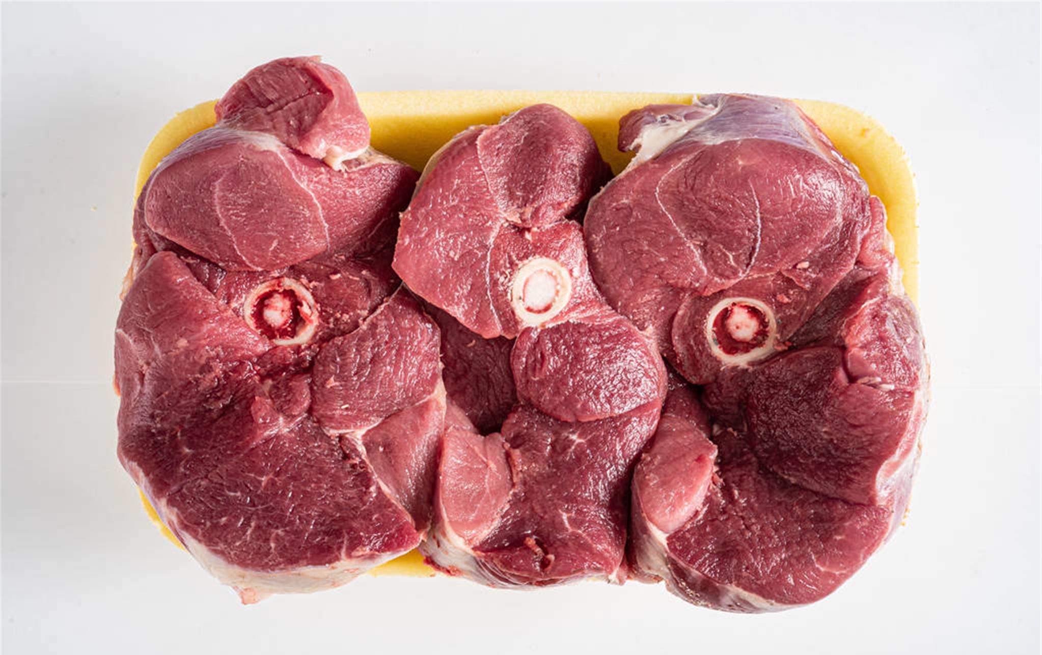 其次看颜色:绵羊肉的肌肉是暗红色的,并且肌肉之间夹着白色的脂肪