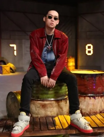 出道至今已经近10年的饶舌歌手弹壳(本名刘嘉裕),是先前pg one所属