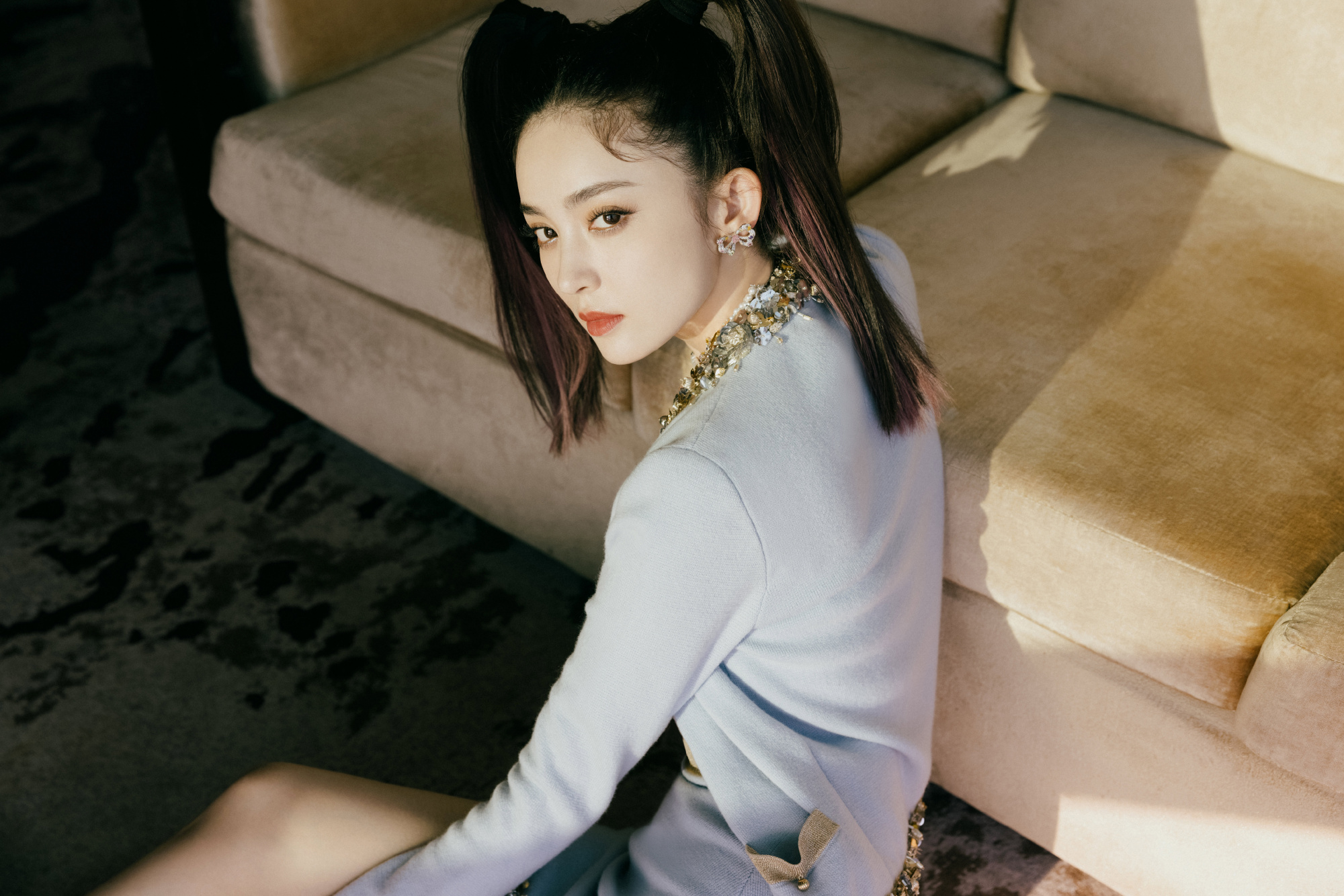 古力娜扎最新造型释出,身穿淡蓝针织衫,粉色挑染双马尾_高清图集_新浪