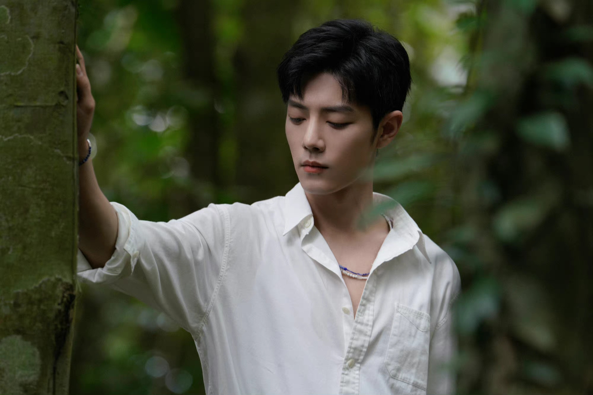 肖战最新写真!黑白穿搭简约大气,高级感满满,展现成熟魅力__财经头条