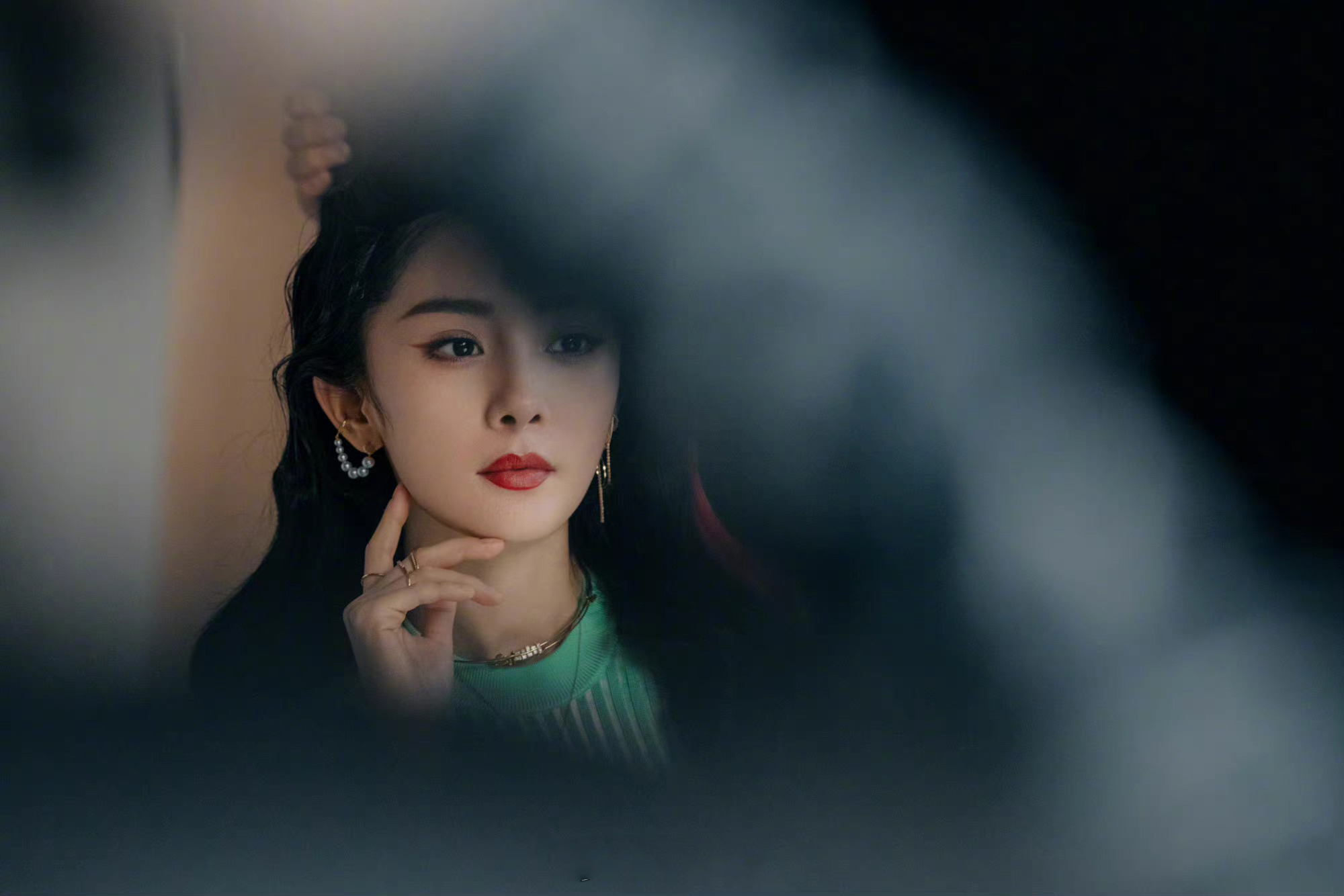 杨幂时尚芭莎二月刊封面大片神秘优雅的摩登女郎