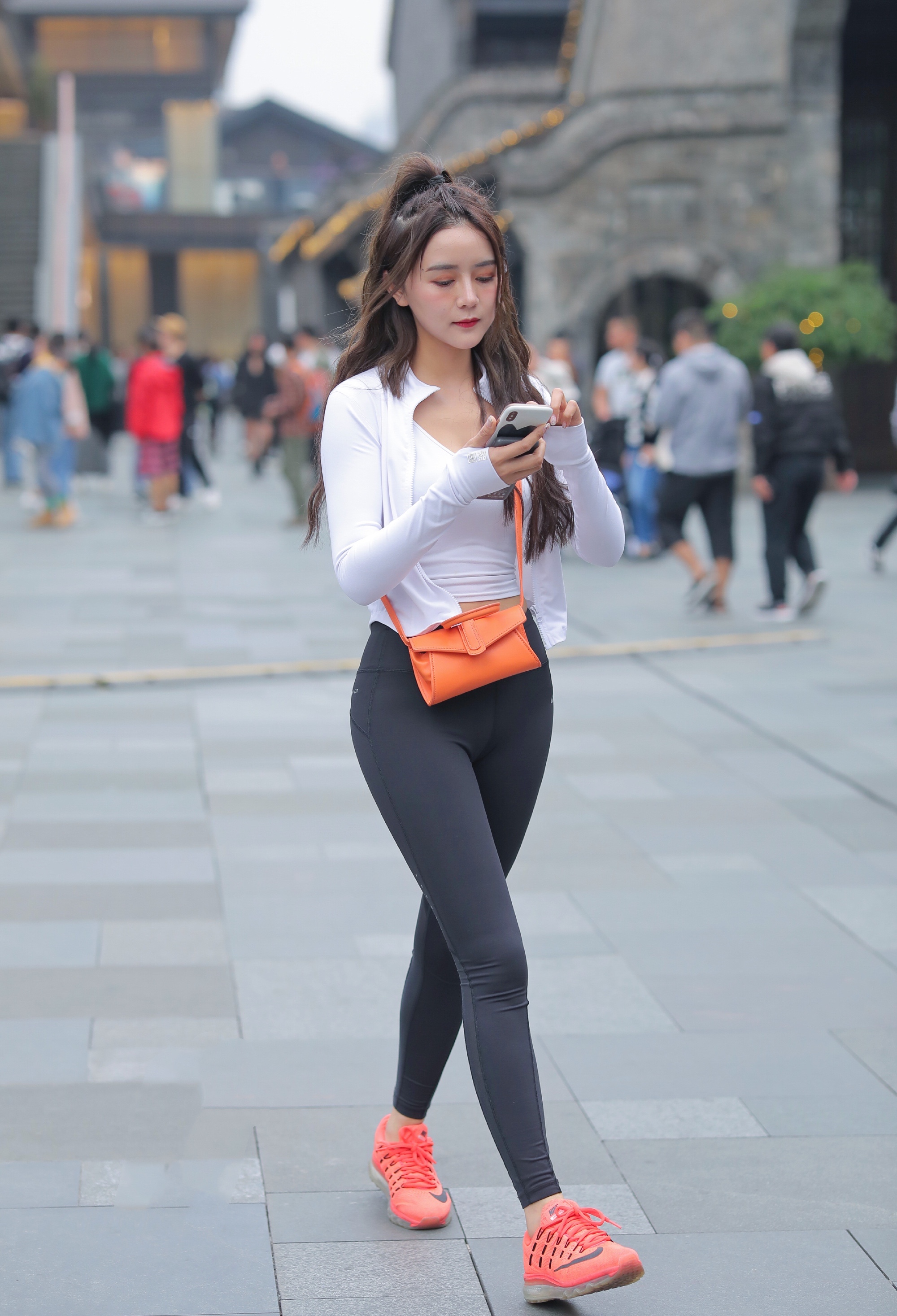 瑜伽裤也能穿出时尚感,搭配运动潮鞋,显得美腿修长,贴身舒适