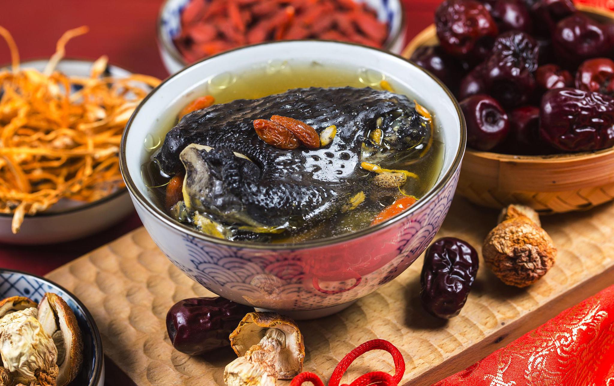 乌鸡的营养远远高于普通鸡,吃起来的口感也非常细嫩,具有极高的药用和