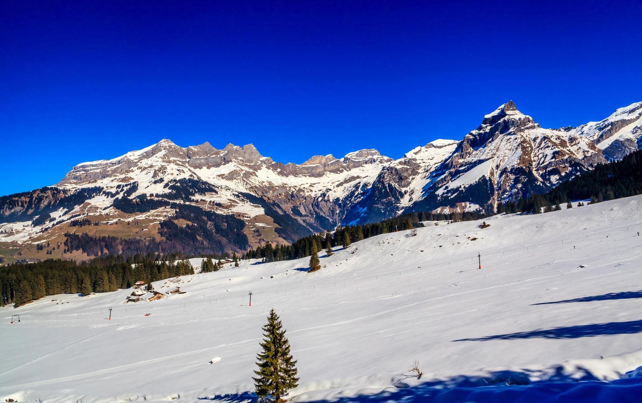 山脉西北接大兴安岭支脉伊勒呼里山,东南到松花江畔张广才岭北端