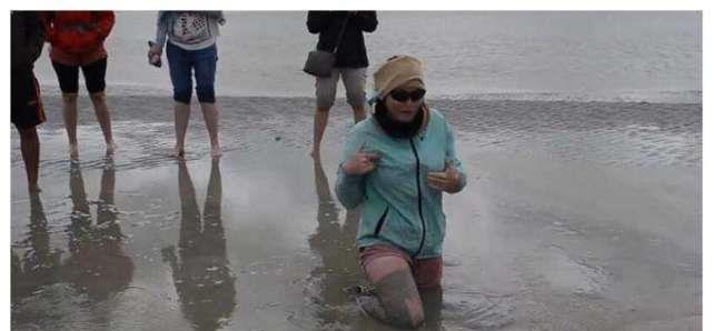 陷入流沙中,该怎么样徒手逃脱?看完美女的操作觉得智商被碾压