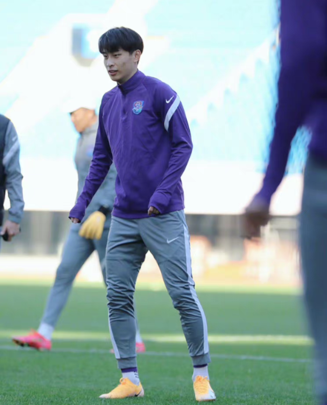 国足球员巴顿回到天津津门虎足球队,巴顿开始随队进行训练__财经头条