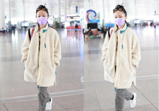 周迅真不拿大家当外人,机场穿得像在家,外套配披肩没点明星包袱休闲区蓝鸢梦想 - Www.slyday.coM 周迅真不拿大家当外人,机场穿得像在家,外套配披肩没点明星包袱休闲区蓝鸢梦想 - Www.slyday.coM