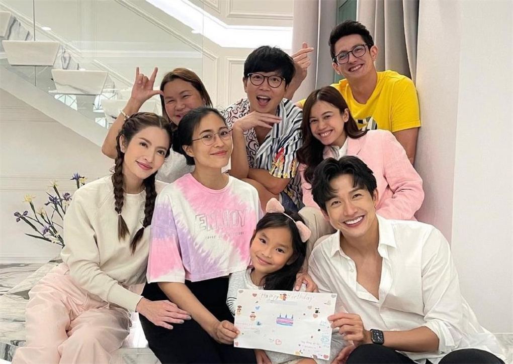 泰剧女神Aff带女儿看望Push夫妇,却引来前夫宋干爸爸的担忧休闲区蓝鸢梦想 - Www.slyday.coM 泰剧女神Aff带女儿看望Push夫妇,却引来前夫宋干爸爸的担忧休闲区蓝鸢梦想 - Www.slyday.coM