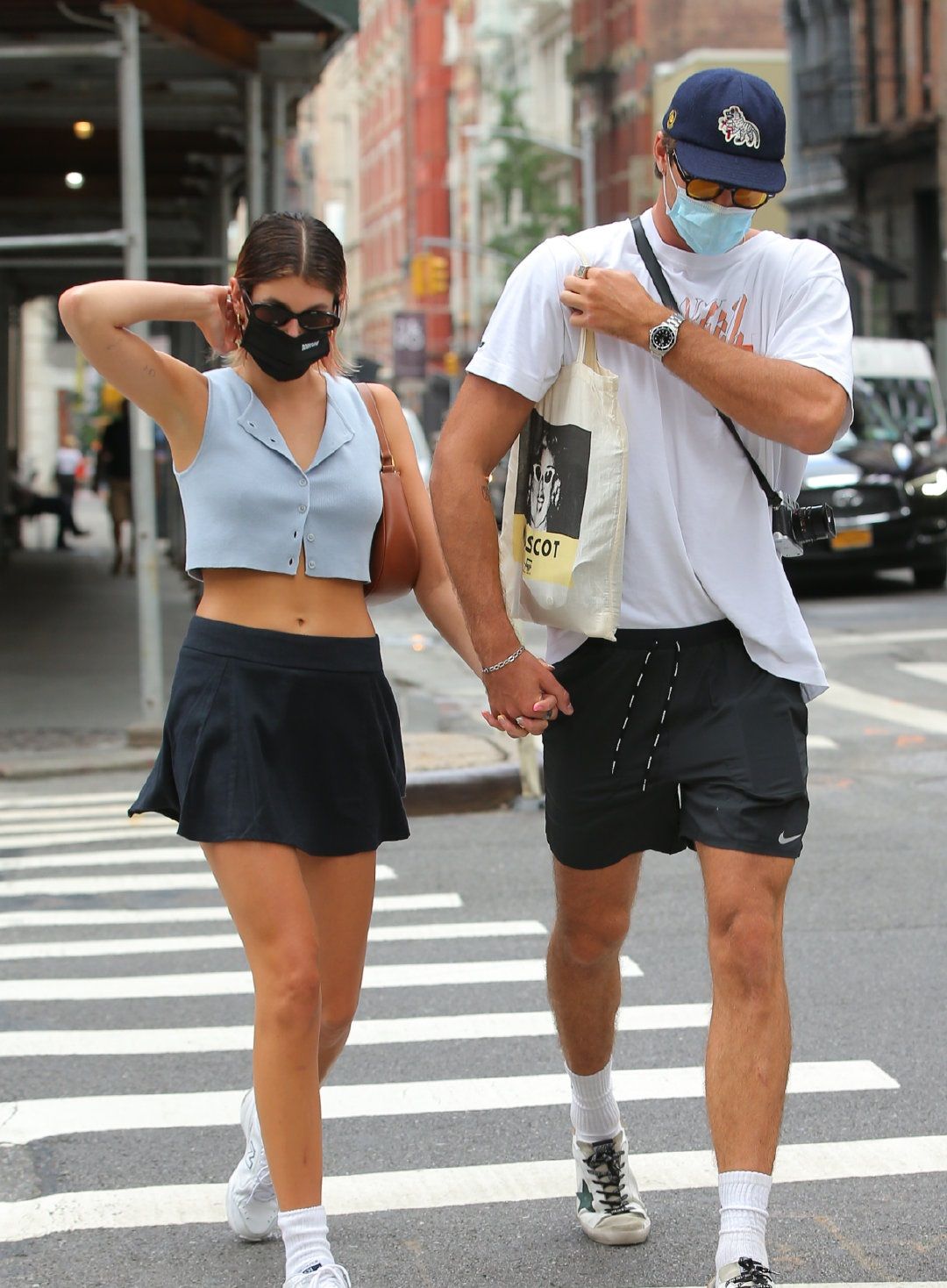 凯雅·杰柏穿黑色短裙和男友手牵手秀恩爱,尽显青春活力之美