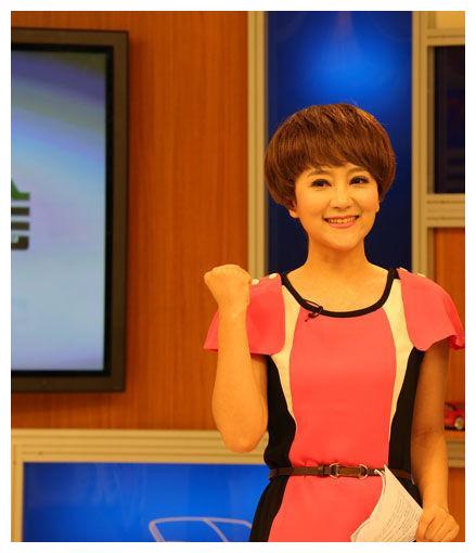 东方卫视主持人李菡嫁大10岁二婚男邱启明幸福恩爱令人羡慕