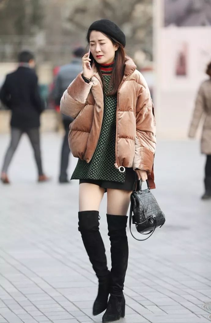 冬季时尚穿搭选一身棉服外套过膝长筒靴搭配慵懒大方显气质