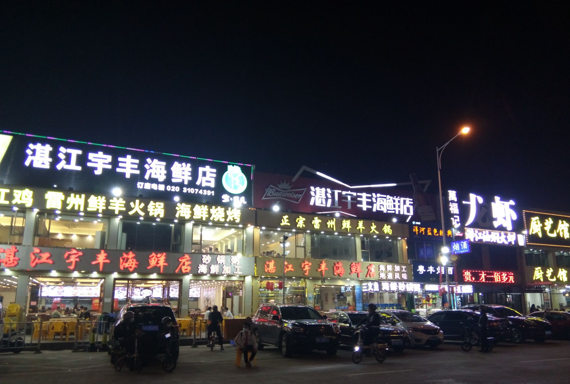 疫情下,餐饮业惨遭重创,曾经鼎盛的美食街门前冷落车马稀!