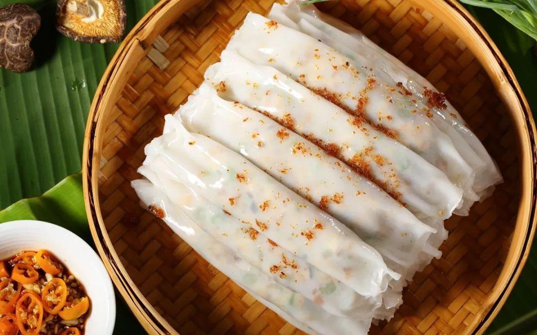 制作簸箕粄的关键,自然是拿捏好软绵绵的米浆外皮.