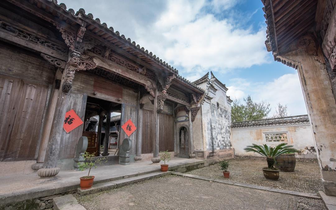 河阳古村,这里保留了15座古祠堂,总体上风格各异,位于古村外围的虚竹