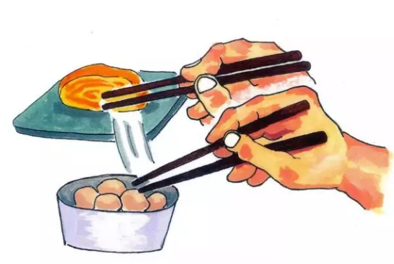 拿着筷子在盘子之间来回盘旋巡找,导致别人不太好夹菜