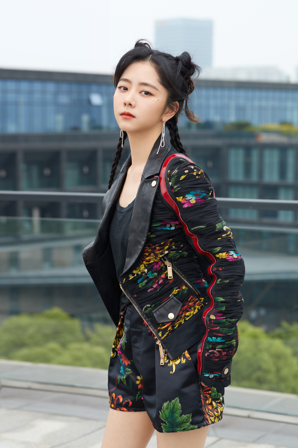 谭松韵参加游戏直播,扎着哪吒头cos小鲁班,酷帅感十足