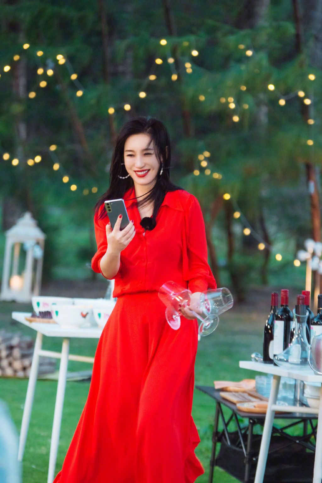 秦海璐身穿一袭红裙演绎浪漫风情,优雅且气场十足_高清图集_新浪网