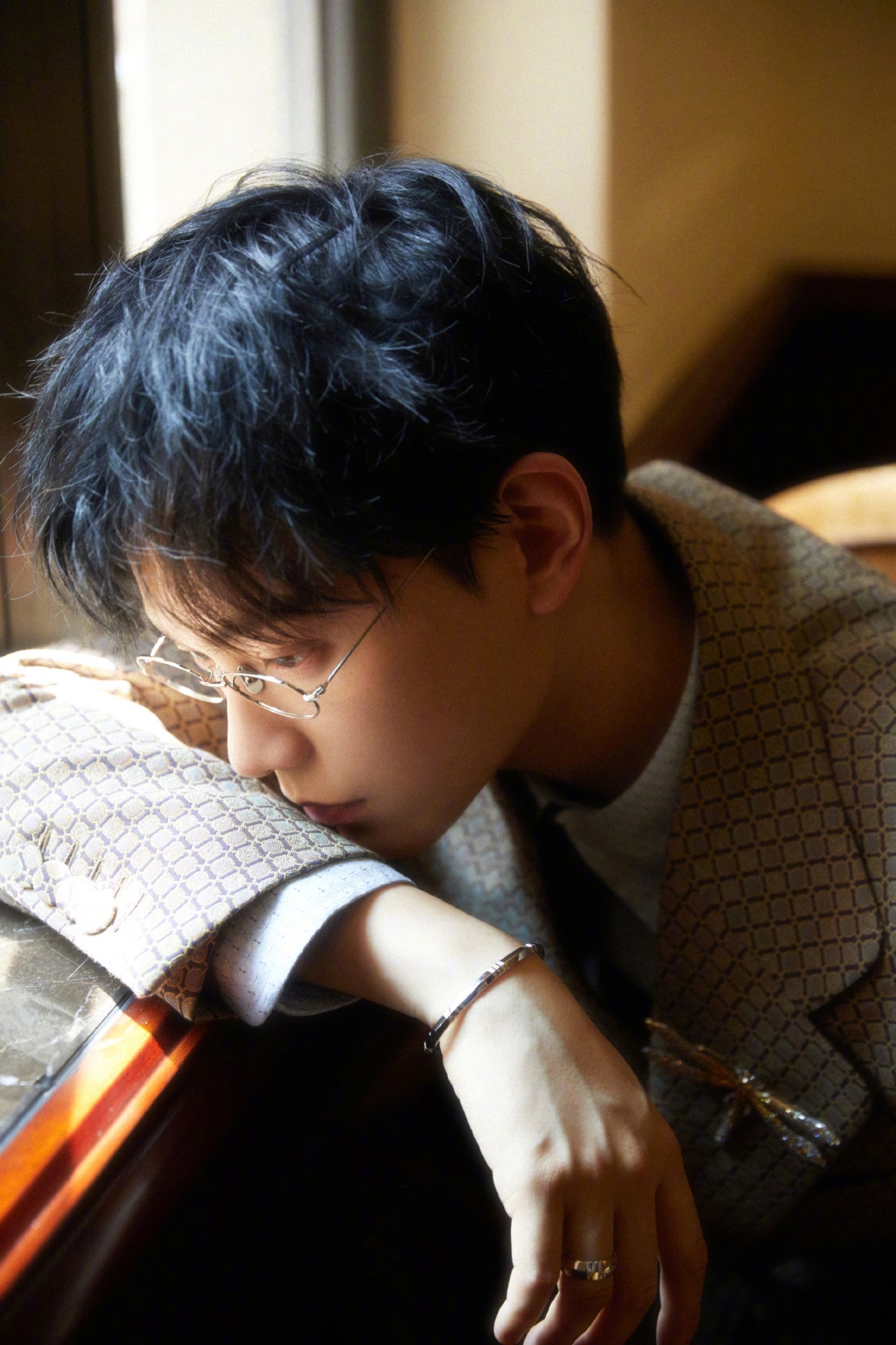 丁禹兮身穿一身格纹套装,佩戴金丝眼镜文质彬彬,复古优雅